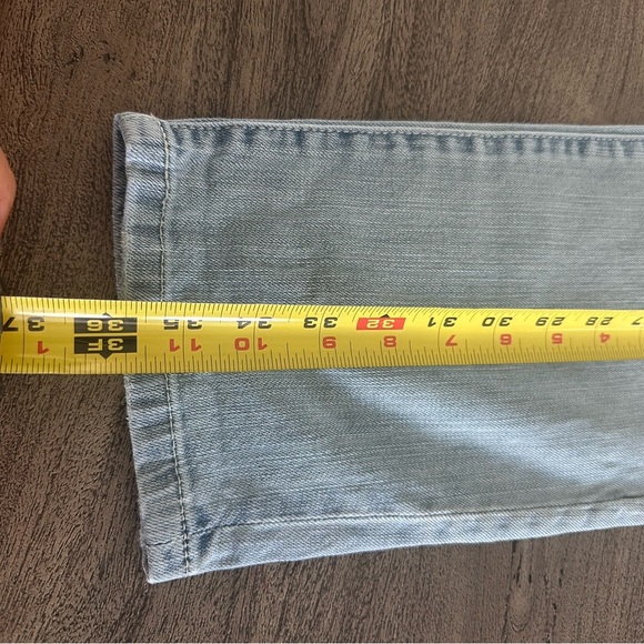 Jennifer Lopez Distressed Denim Jeans in Light Blue - Picture 8 of 9